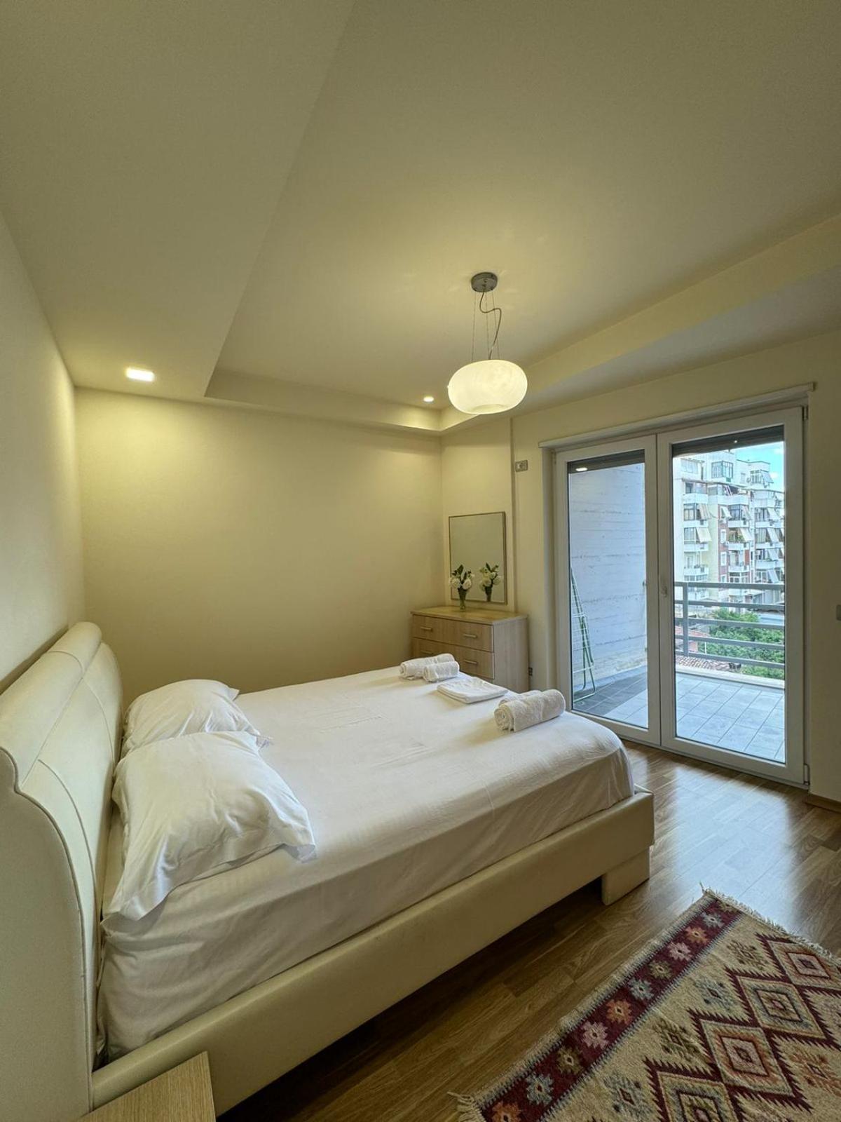 Diem Apartment Near Pazari I Ri Tirana Kültér fotó